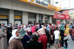 Yüzlerce kişi bayram yardımı için sıra bekliyor