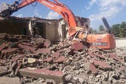 Duvar yıkımında faciadan dönüldü