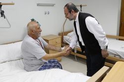 Diyanet İşleri Başkanı Görmez vinç kazasında yaralanan hacı adaylarını ziyaret etti