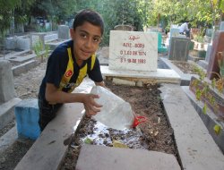 Bayram harçlıklarını kabirleri sulayarak topluyorlar