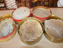 Van’da yeni sezon balları tezgahlardaki yerini aldı