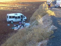Köy minibüsü devrildi: 17 yaralı