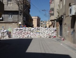 Cizre’de hendekler olduğu gibi duruyor