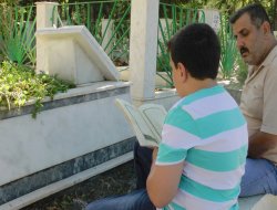 Mezarlıklar ziyaretçilerle doldu taştı