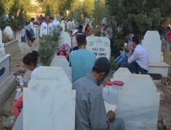 Arefe günü kabristanlara ziyaretçi akını