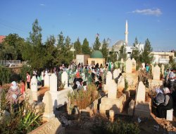 Midyat halkı mezarlıklara akın etti