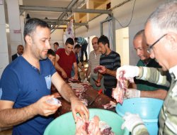 Mezbahanelerde kurbanlar tekbirlerle kesildi