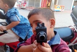 Oyuncak silah ve patlayıcılar tehlike saçıyor