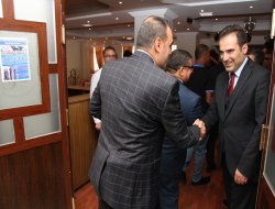 Mardin protokolü halkla bayramlaştı