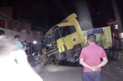 Batman’da bir TIR yoldan çıkarak kaza yaptı