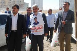 Yapıcıoğlu Yasin Börü’nün ulaştıramadığı kurban etlerini dağıttı video