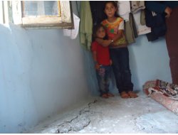 Yardım Edilmezse, Evi Çökecek!