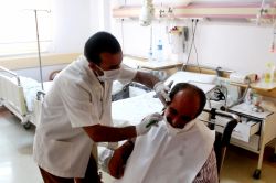 Kâhta Devlet Hastanesinde ücretsiz berber hizmeti