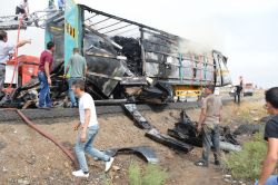 İpekyolu’nda seyir halindeki tır alev aldı