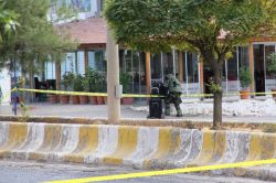 Midyat’ta kahvehane önüne bırakılan valizler paniğe yol açtı