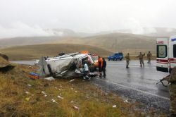 Ambulans devrildi: 3 yaralı