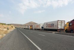 Mardin-Midyat karayolunda uzun TIR kuyruğu