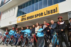 Bitlis’te hareketli yaşam projesi kapsamında öğrencilere 200 bisiklet dağıtıldı