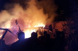 Şimşeğin düştüğü ev ve ahır yandı