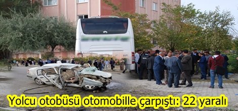 Yolcu otobüsü otomobille çarpıştı: 22 yaralı