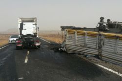 Kum yüklü kamyonun kasası koptu