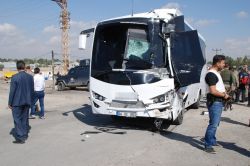 Askeri araç kamyona arkadan çarptı: 11 yaralı