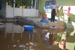 Hilvan’da kimi evleri kanalizasyon suyu bastı