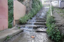 Okul merdivenleri kanalizasyon suyu altında kaldı