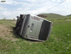 Hakkâri’de otobüs devrildi:25 yaralı