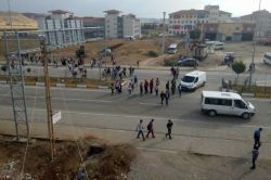 Öğrenciler okul yoluna üstgeçit istiyor