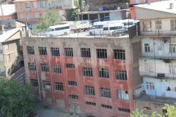 Yıkılma tehlikesi olan binanın üstü otopark olarak kullanılıyor