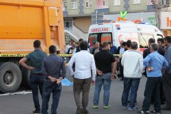 Kamyonun altında kalan yaşlı adam can verdi