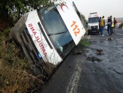 Çınar'da kamyonun sıkıştırdığı ambulans kaza yaptı-video-foto