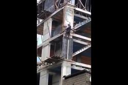 Ağrılı inşaat işçisi insanların yüreğini ağzına getirdi