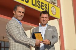 Afrika’ya su kuyusu açtıran liselilere plaket verildi