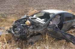 Diyarbakır'da kamyon otomobile çarptı: 2 yaralı