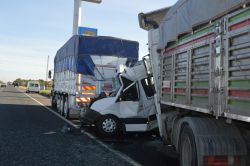 TIR park halindeki araçlara çarptı