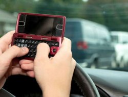 Arabada 'cep'le konuşanlar yandı