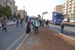 Üst geçit yetersizliği öğrencilerin hayatını riske atıyor