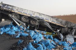 Hilvan’da kömür yüklü TIR devrildi