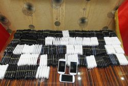 Kaçak cep telefonu ve sigara ele geçirildi