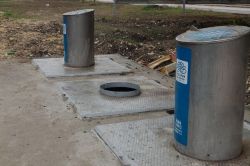 Çöp konteynırlarının kapakları çalındı