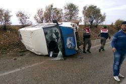Kâhta’da öğrenci servisi takla attı