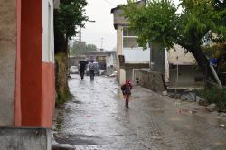 Sağanak yağış öğrencilere zor anlar yaşattı