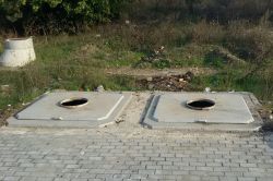 Çöp konteynırlarının kapakları çalındı