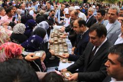 Şanlıurfa’da 20 bin kişilik aşure dağıtıldı