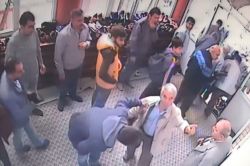 Ahlaksız karikatüre sahip çıktılar