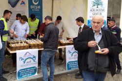 Beşir-Der Ağrı’da aşure dağıttı