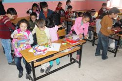 Sosyal medya üzerinden toplanarak köy okullarına dağıtılıyor