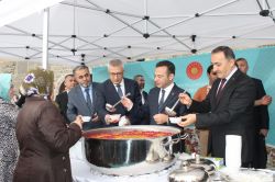 Diyarbakır’da halka aşure ikramı